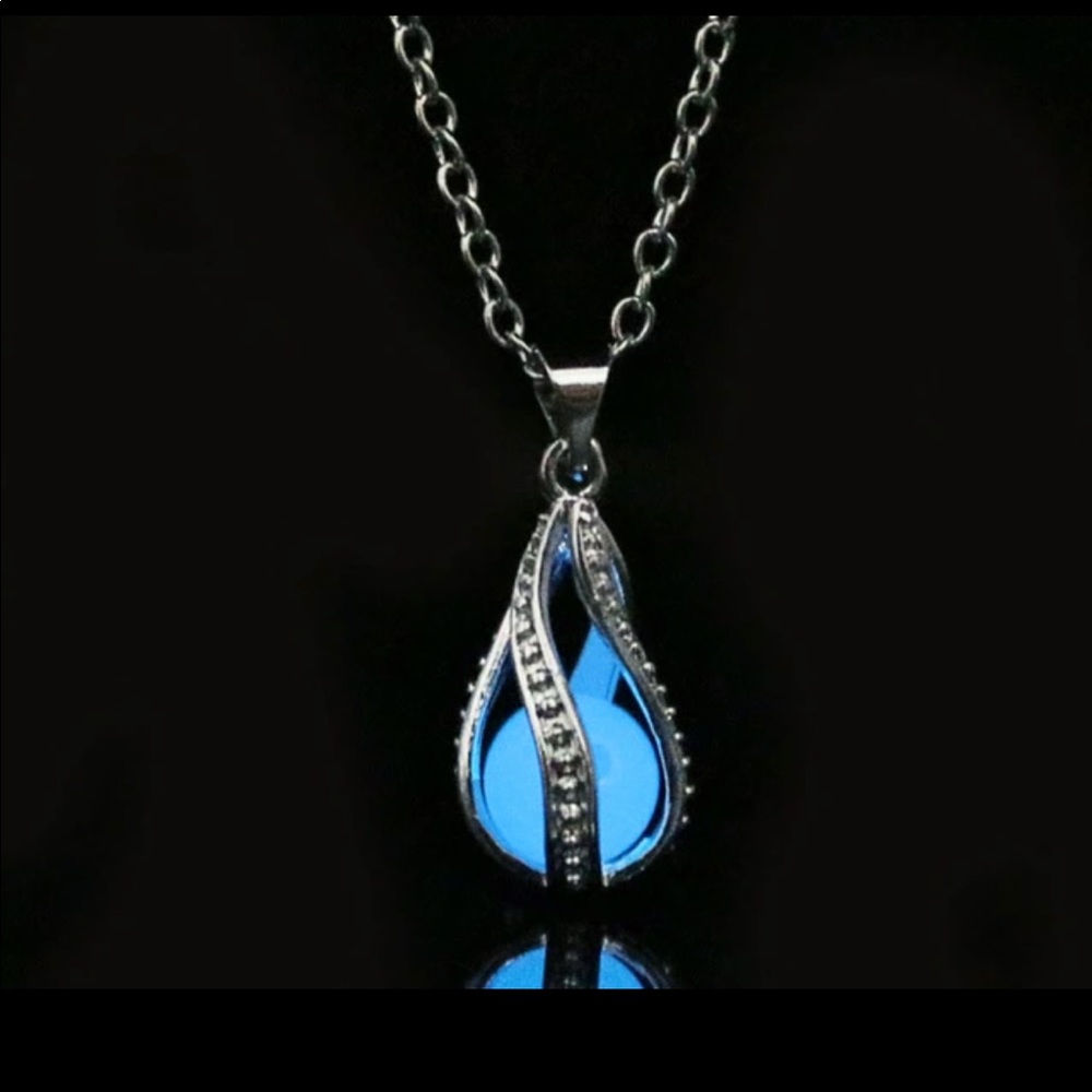Glow in the dark Necklace - Picture 2 of 4